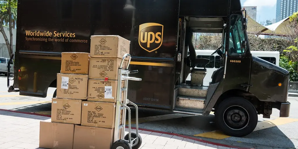 دستگاه UPS کوچک خانگی متصل به کامپیوتر و روتری اینترنتی