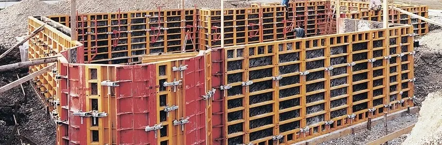 ناودانی فلزی در یک پروژه ساختمانی با ابعاد دقیق