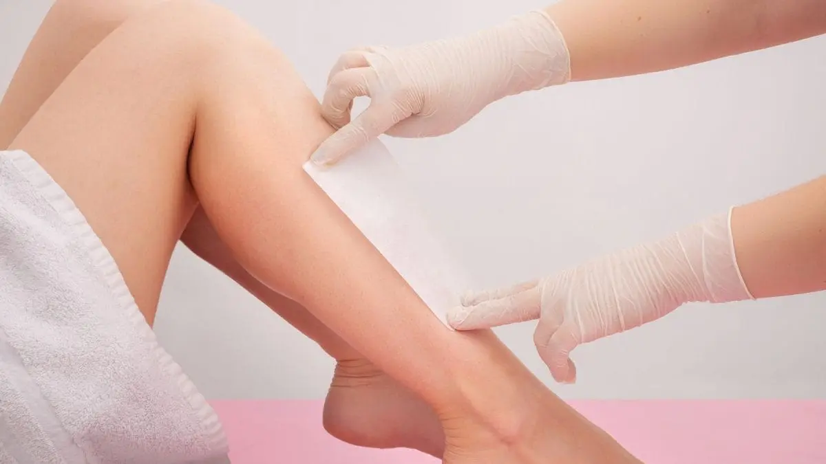 مصاحبه با یک متخصص وکسینگ در حال انجام مراحل پیشرفته وکسینگ بر روی پوست