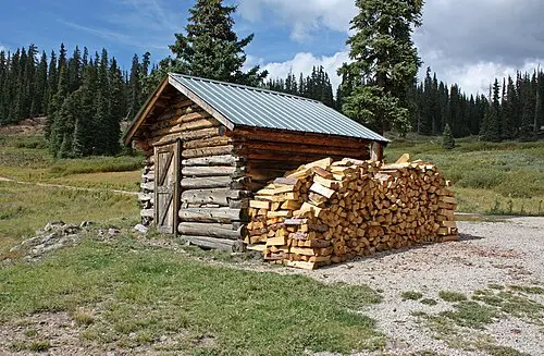 سوله خرپایی چوبی در یک باغ کوهستانی