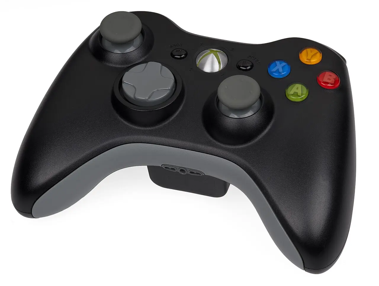 کنترلر کلاسیک Xbox 360 با طراحی سیاه و دکمه‌های استاندارد