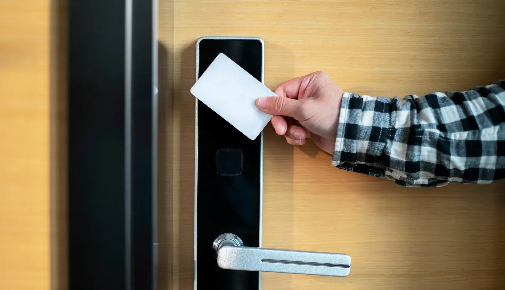 سیستم کنترل دسترسی با استفاده از کارت RFID در محیط سازمانی