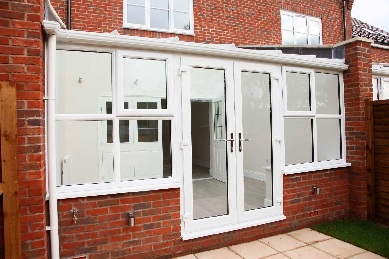 نصب پنجره UPVC در یک ساختمان مدرن با عایق‌بندی مناسب