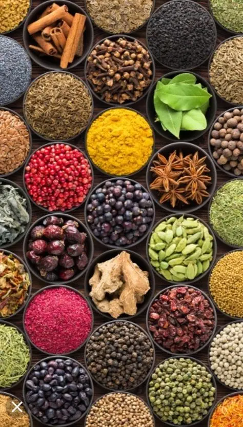 ادویه‌های تازه مانند سیر و پیاز برای بهبود طعم غذا