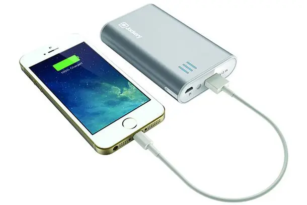 نمونه سیم‌های شارژ با استانداردهای مختلف از جمله USB Type-C و Lightning