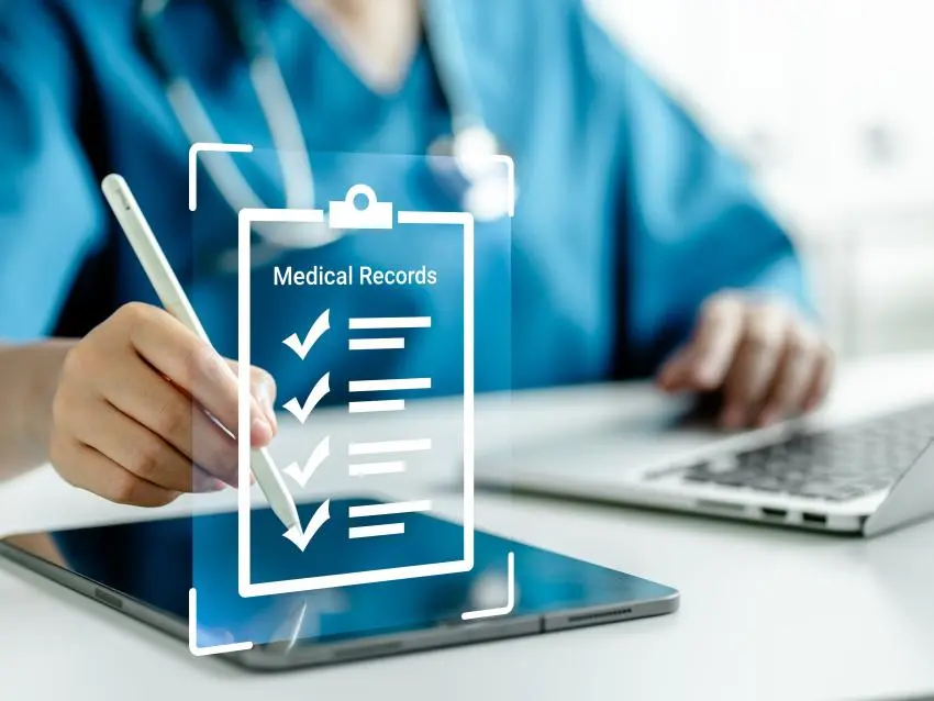پزشک و بیمار در حال بررسی نتایج تحلیل هوشمند پرونده پزشکی بر روی یک تبلت