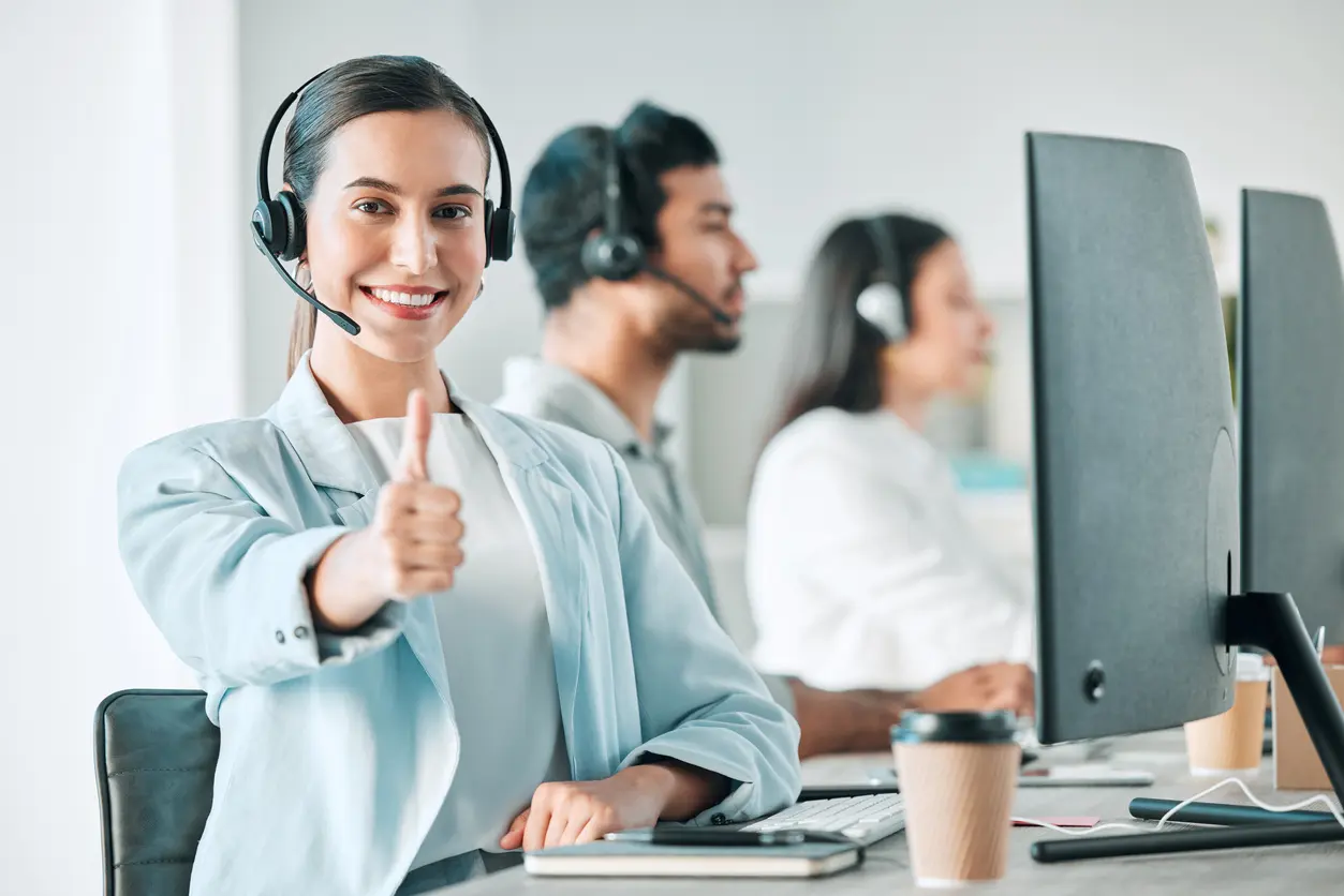 یک اپراتور تلفن در حال ارائه خدمات با دقت و حرفه‌ای
