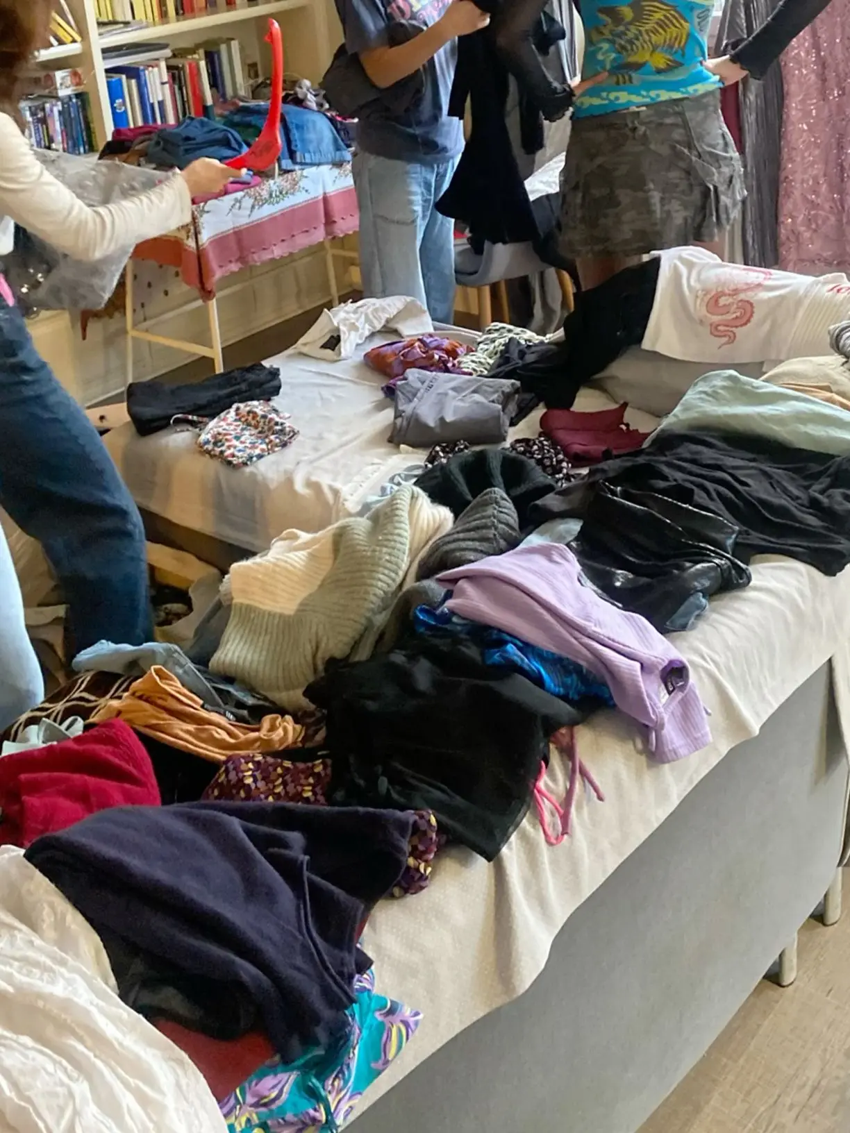 نمونهای از فناوری تعویض لباس با هوش مصنوعی که یک مدل را با لباس جدید نشان میدهد