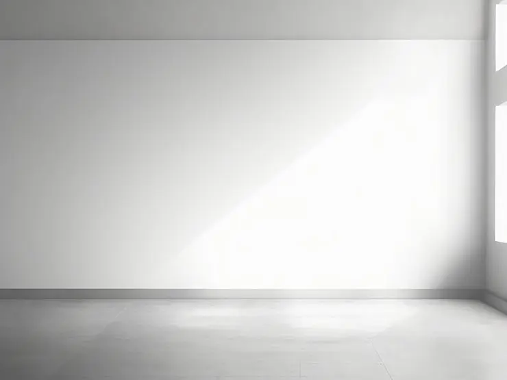 یک دیوار خالی در یک اتاق با نور طبیعی که آماده طراحی به عنوان یک دیوار شاخص است