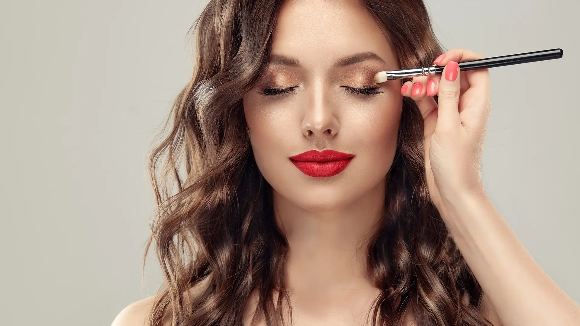مثالی از برس‌های آرایشی باکیفیت برای سایه چشم و فوندیشن