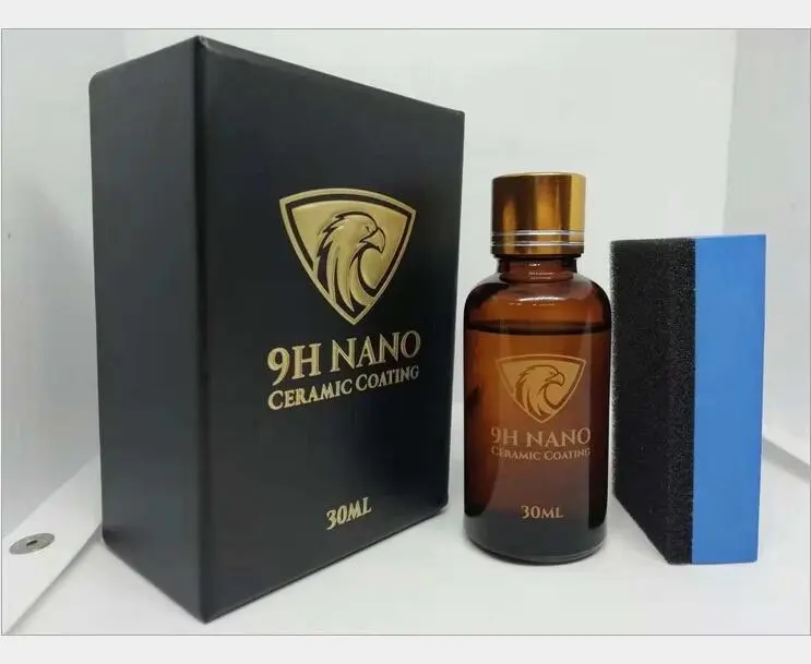 کارگر در حال اعمال پوشش نانو بر روی یک دیوار بتنی با استفاده از اسپری خاص
