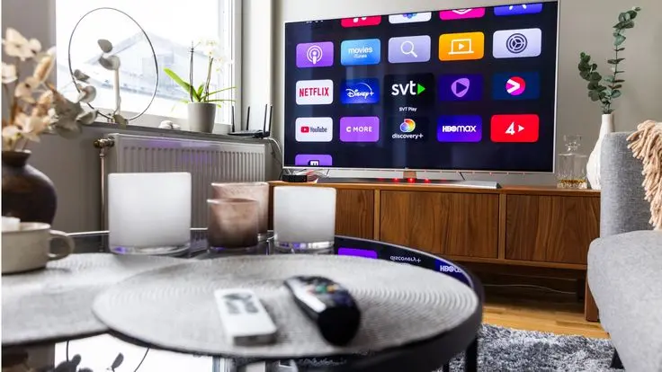 تلویزیون هوشمند با صفحه نمایش بزرگ و طراحی مدرن
