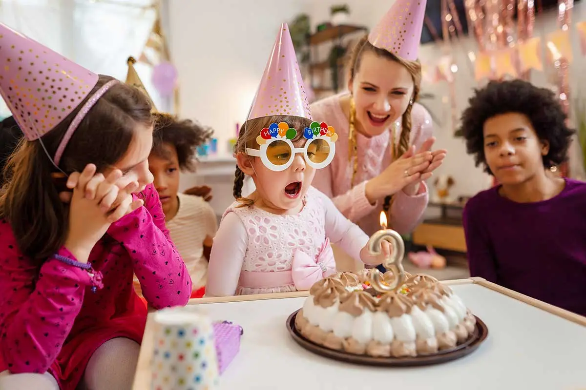 کیک خانگی با دکوراسیون ساده برای تولد