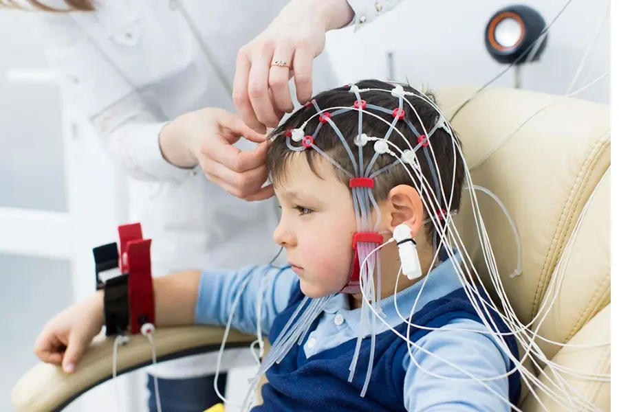 EEG چیست و چگونه فعالیت الکتریکی مغز اندازه‌گیری می‌شود؛ یک راهنمای کامل برای تصمیم بهتر