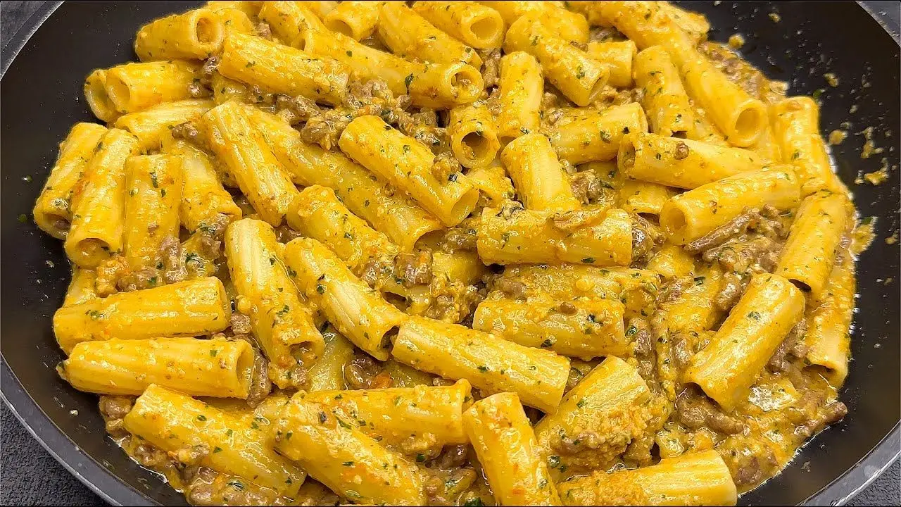 ماکارونی ایرانی با گوشت گوسفندی و سبزیجات تازه