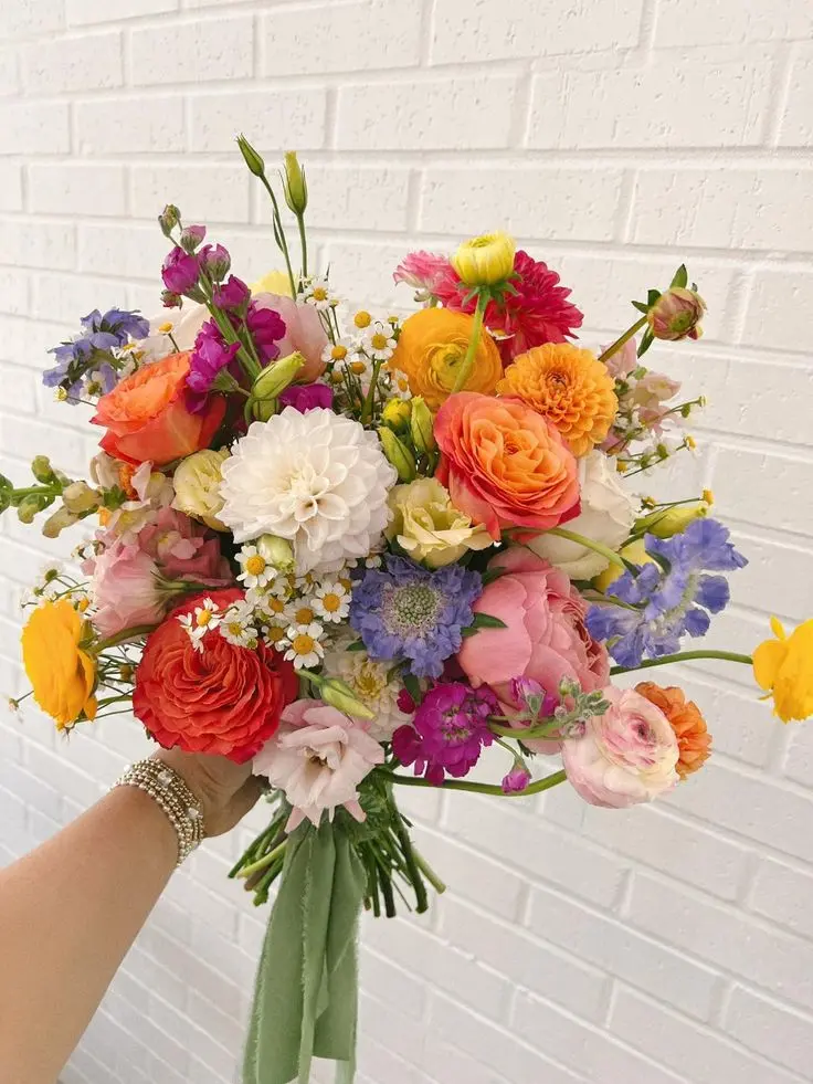 دسته گل‌های سفید و رنگارنگ برای جشن عروسی