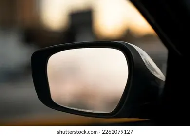 آینه جانبی خودرو با طراحی ساده و سفید