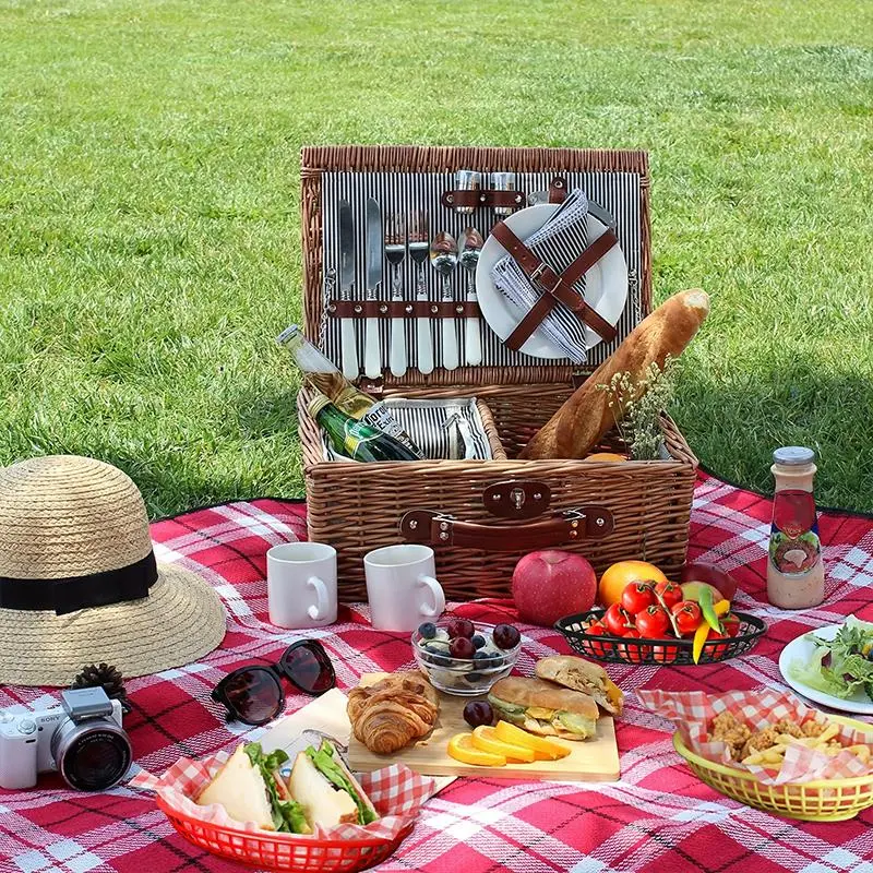 سبد پیک‌نیک چوبی با طراحی سنتی و زیبا