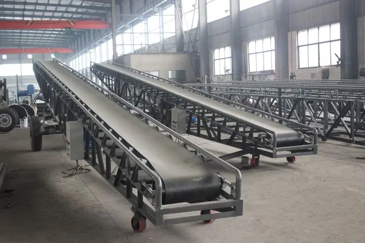 نوار نقاله با سیستم کنترل اتوماتیک در کارخانه