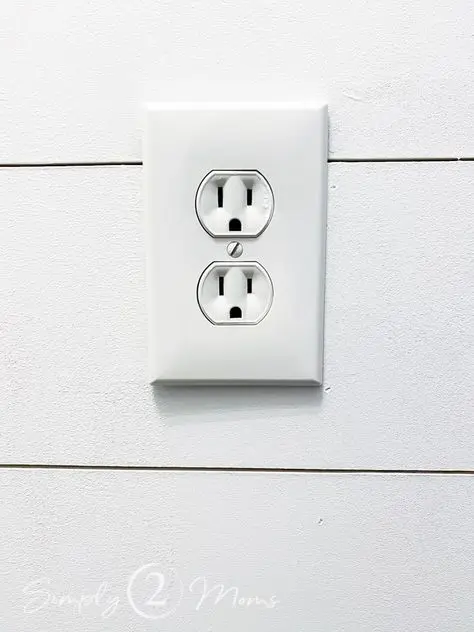 نمونه‌ای از پریز توکار کابینت با طراحی مدرن و هماهنگ با سطح کابینت