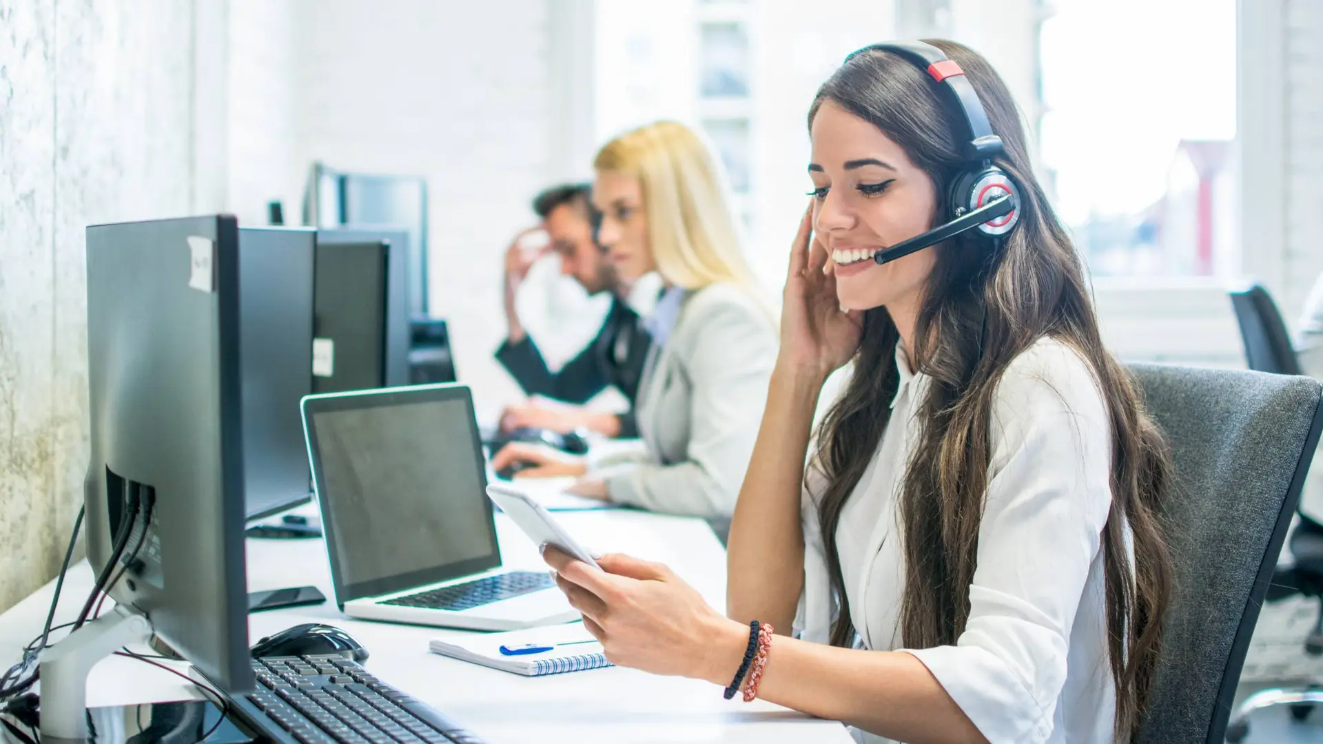 یک تیم پشتیبانی مشتری در حال پاسخگویی به سوالات مشتریان