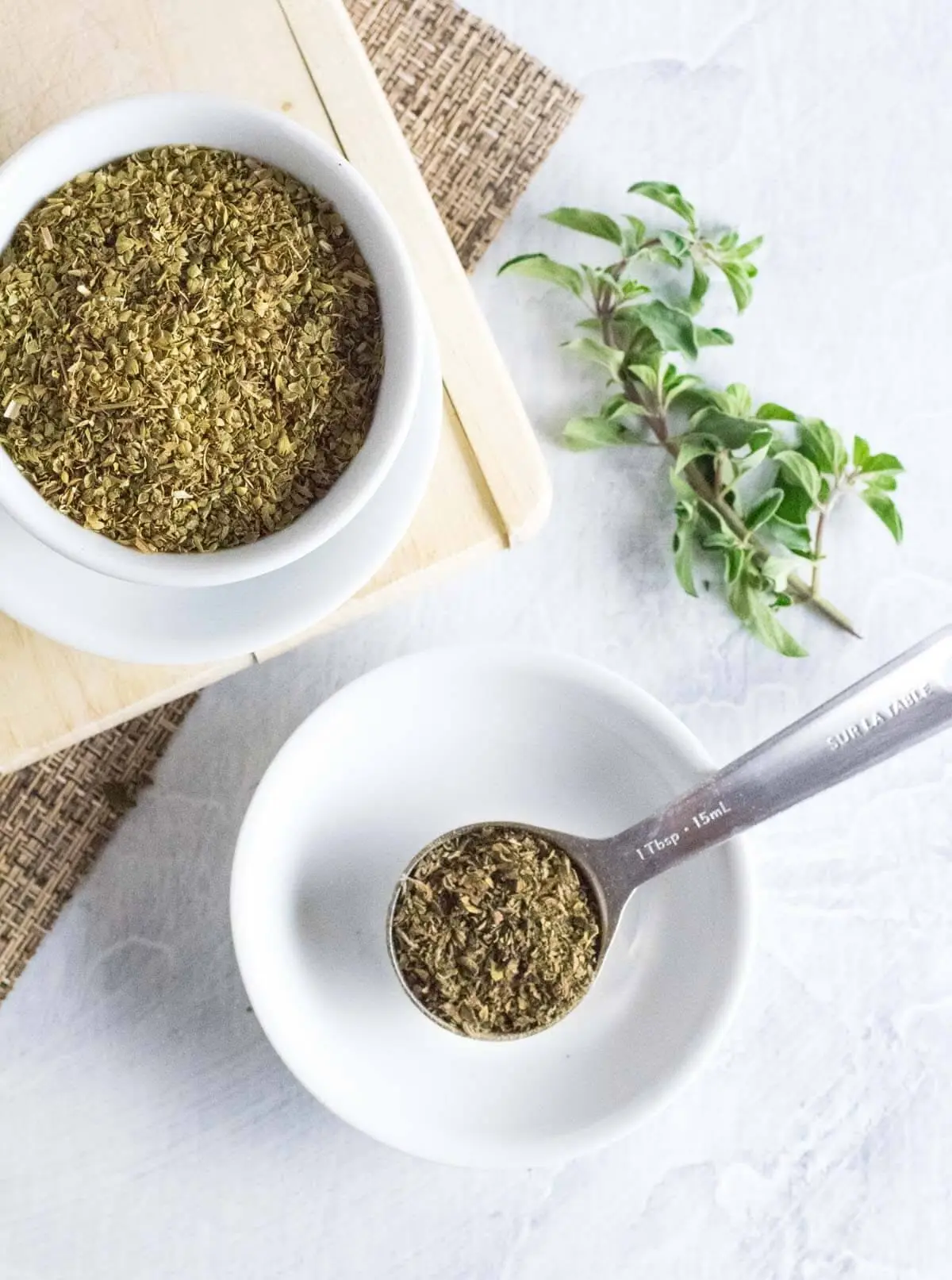 پونه خشک در ظرف شیشه‌ای با بغل بند چوبی