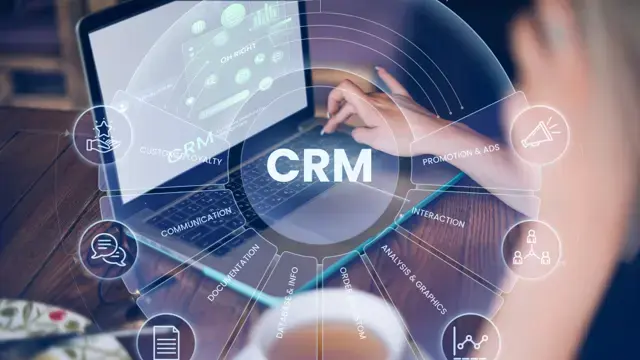 نمونه‌ای از یک تیم کسب‌وکار در حال استفاده از CRM برای مدیریت مشتریان و افزایش فروش