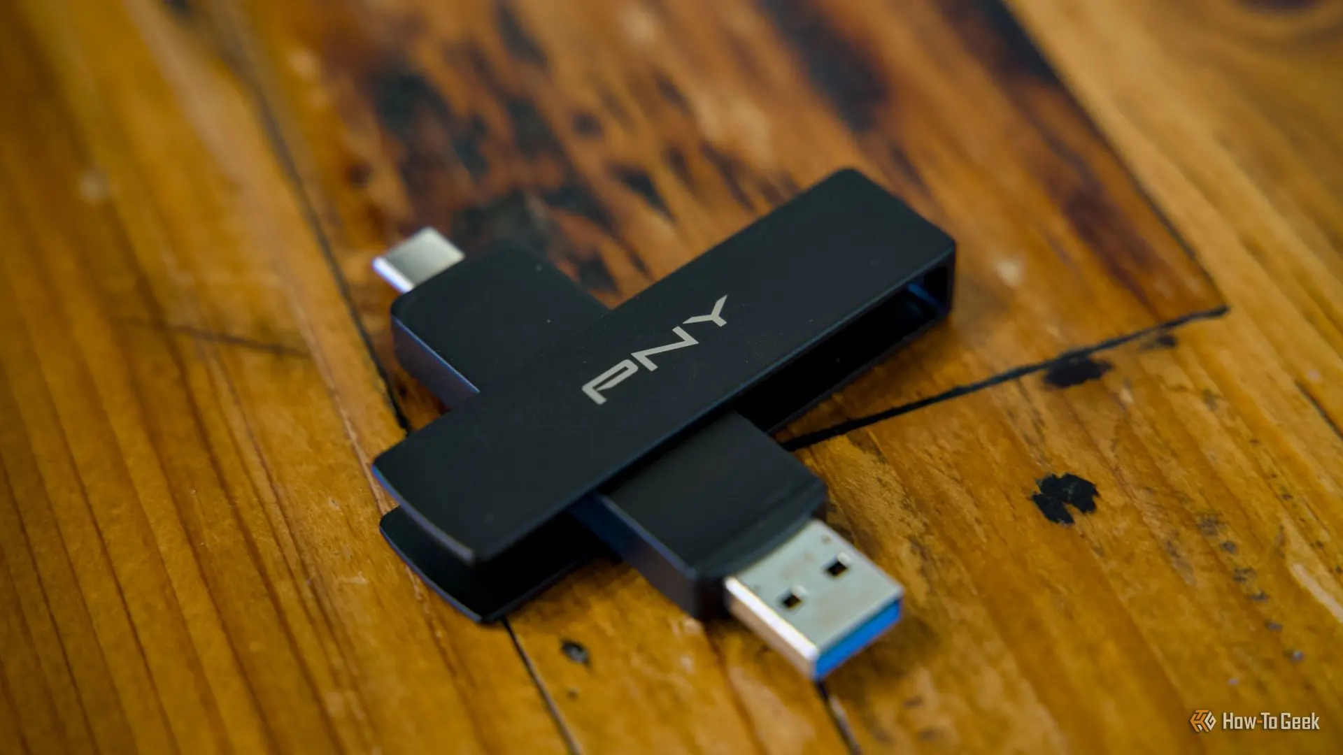 فلش مموری دو سر با طراحی مدرن و پورت‌های USB-C