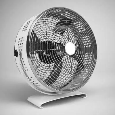 یک کولر رومیزی کوچک و سبک در کنار میز کار