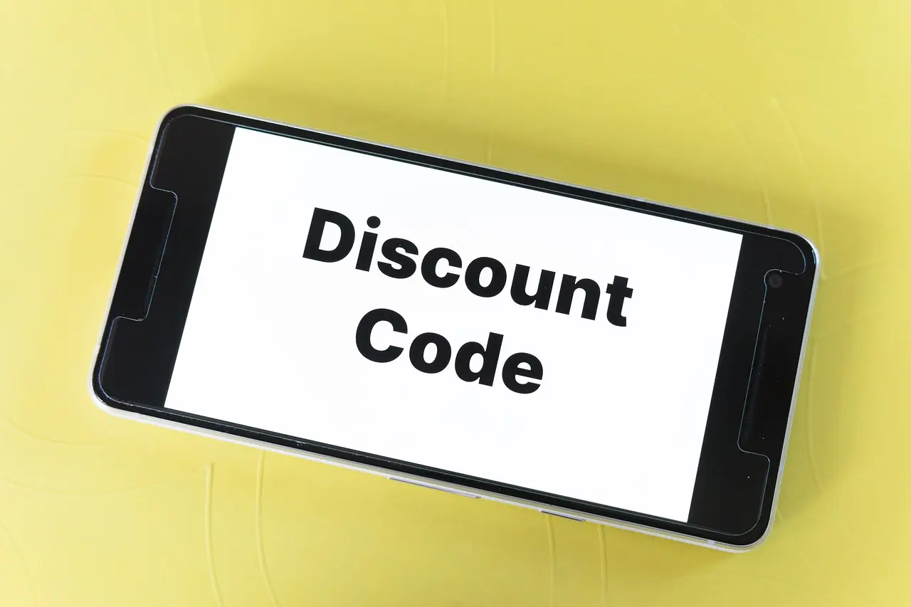 مخاطبان در حال استفاده از کد تخفیف در فروشگاه آنلاین