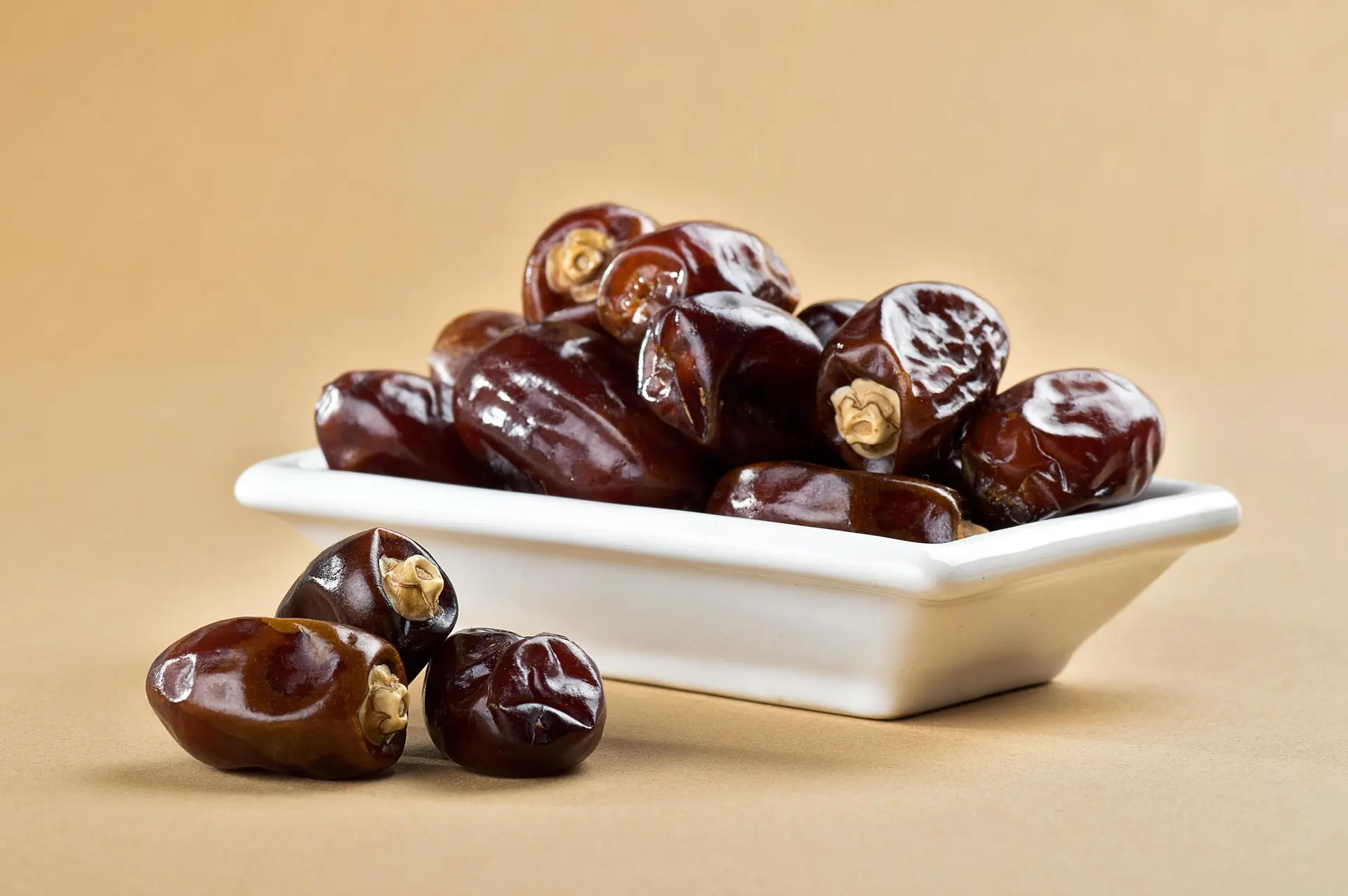 خرماهای خشک شده در پس زمینه ساده