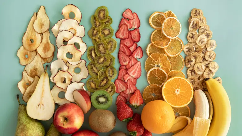 توت خشک در یک ظرف شیشه‌ای