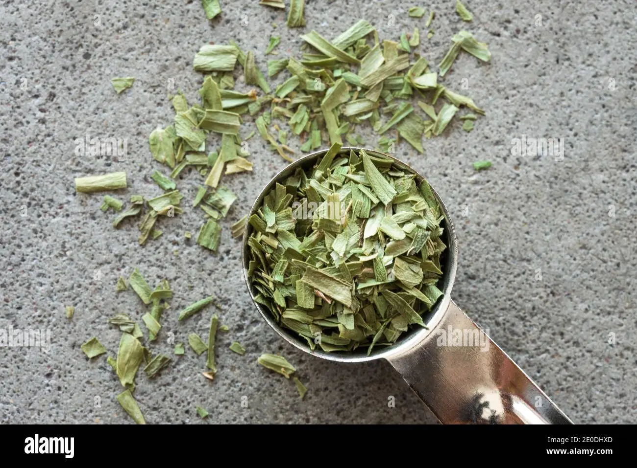 ترخون خشک در ظرفی از شیشه