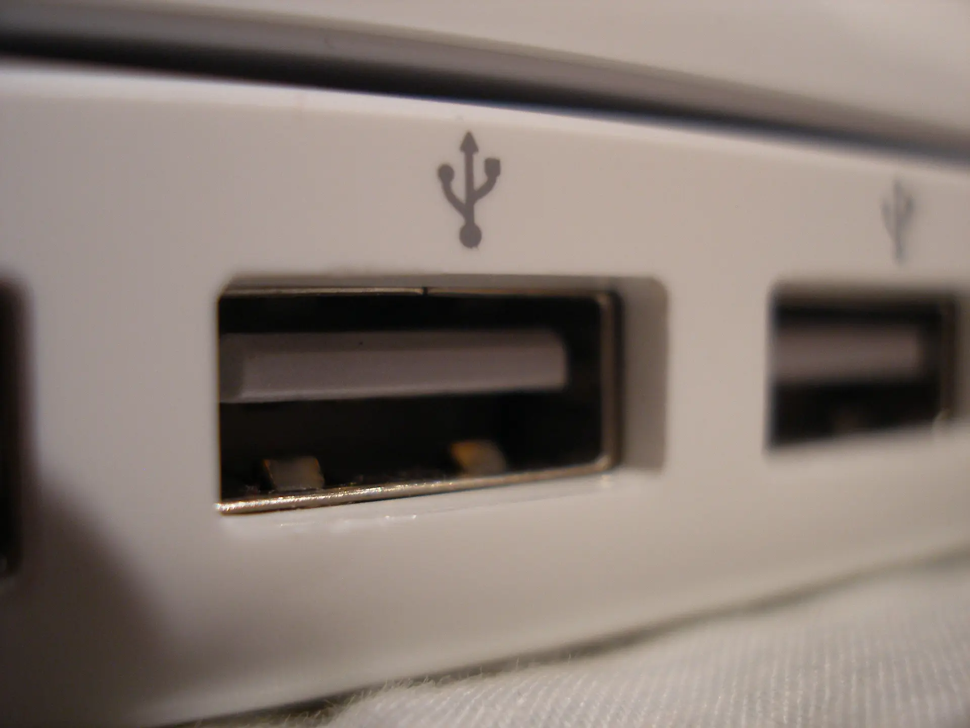 نمونه‌ای از پریزهای USB مختلف با انواع Type-A، Type-C و Micro