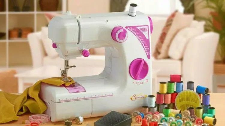 چرخ خیاطی مکانیکی با امکانات مختلف برای تنظیم دوخت