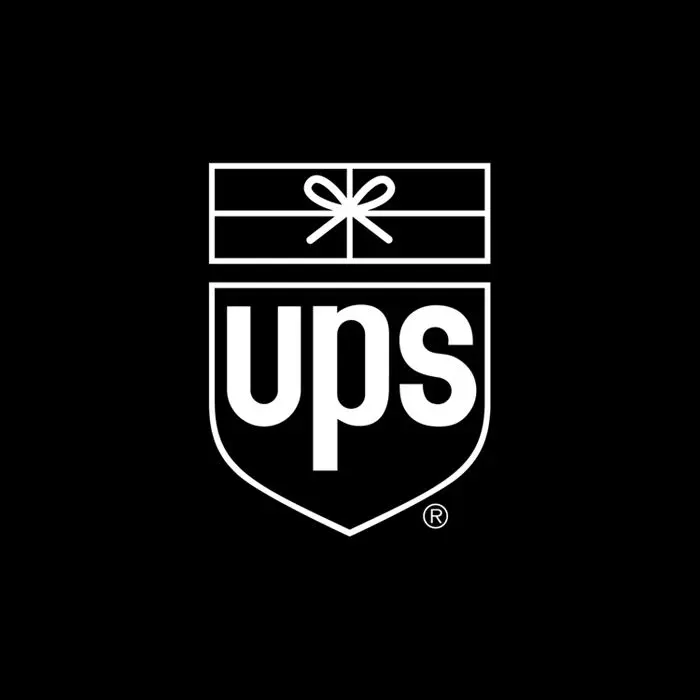 دستگاه UPS صنعتی با باتری‌های بزرگ در یک مرکز داده