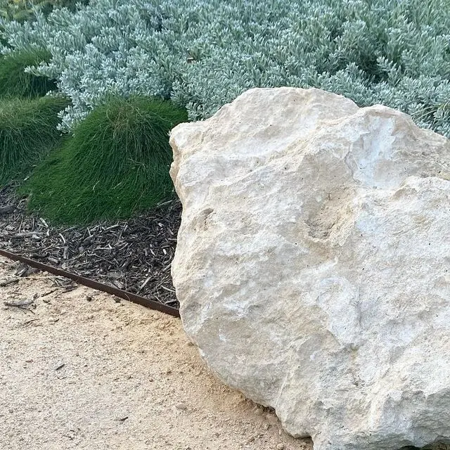 مقایسه نمای ساختمان با سنگ لایماستون و سایر مصالح طبیعی در یک پروژه معماری