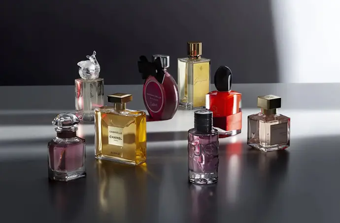 عطرهای زنانه با طراحی‌های مختلف در یک نمایشگاه