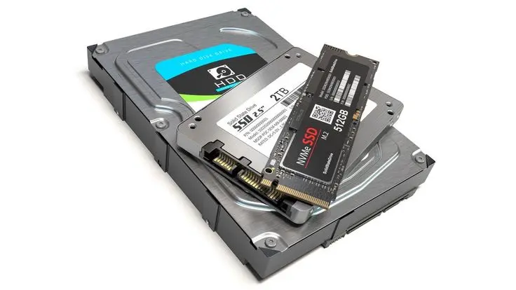 مقایسه فیزیکی یک هارد دیسک سنتی و یک SSD با توجه به ساختار داخلی