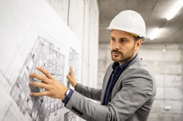 مهندس ناظر در حال بررسی نقشه و کنترل اجرای پروژه