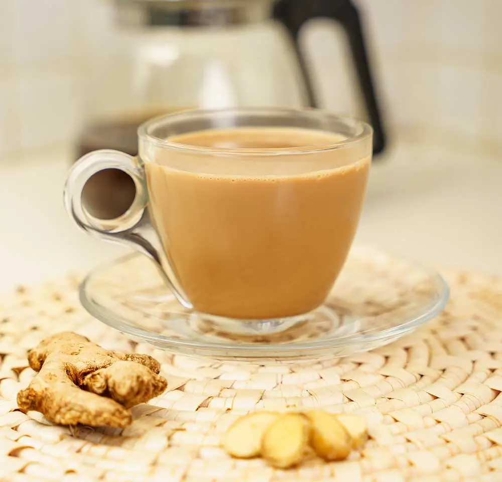 شیر دمنوش زنجبیل با عسل و دارچین در فنجان چینی