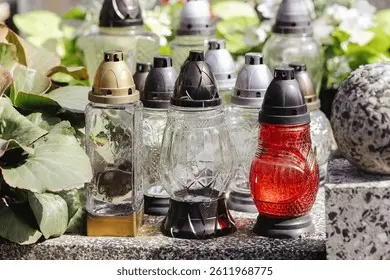 چراغ‌های دفنی شیشه‌ای در قبرستان