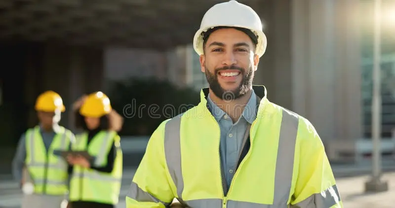 یک مسئول پروژه ساختمانی در حال مشاوره با تیم کارگری در مورد ایمنی