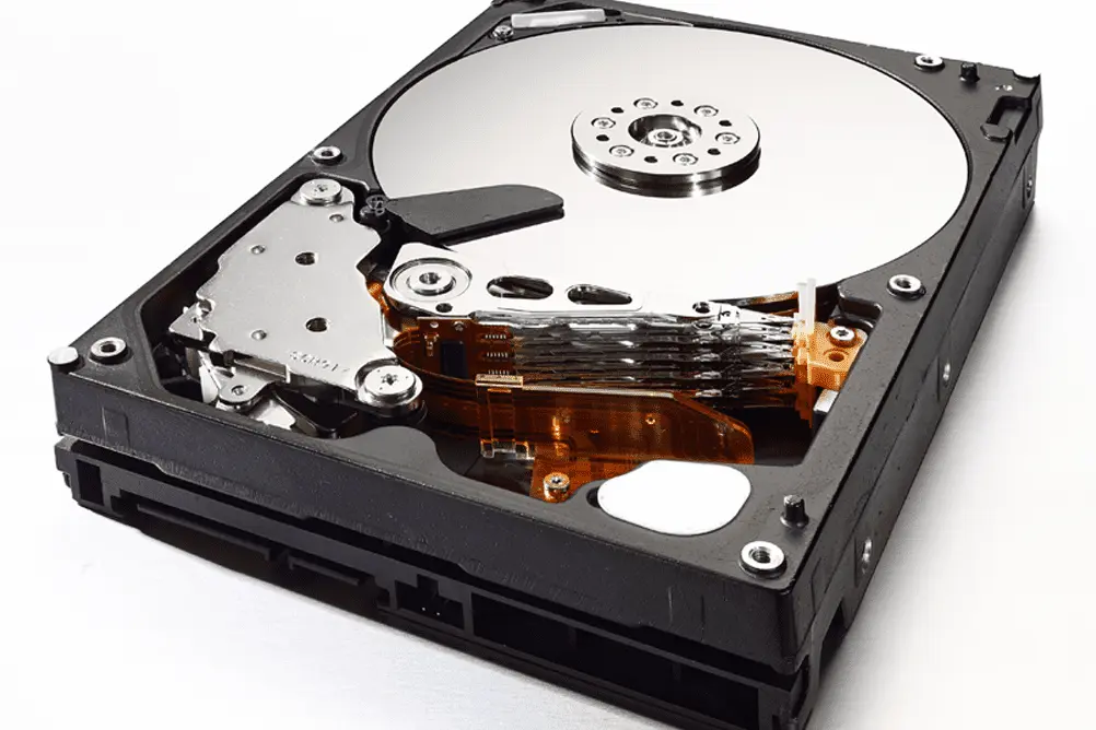 مقایسه ساختار داخلی هارد دیسک با یک SSD، نشان‌دهنده تفاوت در اجزای مکانیکی و الکترونیکی