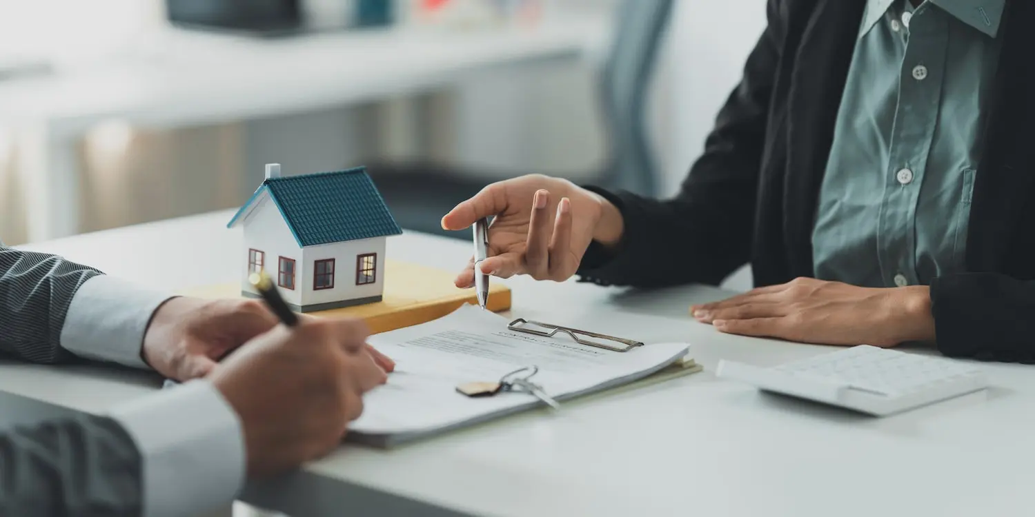 یک توسعه‌دهنده املاک در حال بررسی نقشه پروژه ساخت‌وساز جدید