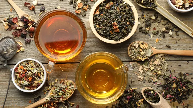 دمنوش لیمویی با زردچوبه و عسل در فنجان شیشه‌ای