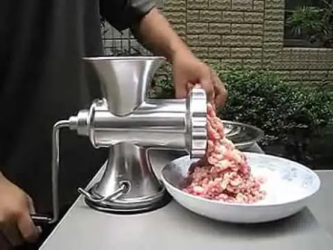 گوشت کوب صنعتی با قدرت موتور بالا و طراحی مناسب برای استفاده در رستورانها