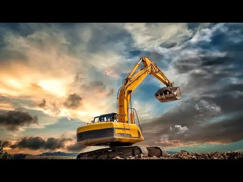 اپراتور بیل مکانیکی در حال کار بر روی پروژه عمرانی