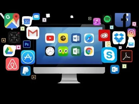 یک توسعه‌دهنده نرم‌افزار در حال بررسی کدهای برنامه برای صادرات