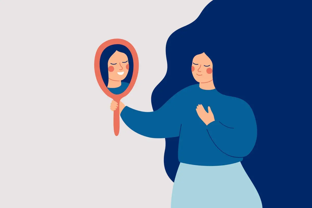 یک فرد در حال تفکر با چشمان بسته و لبخند آرام، نماد خودارزیابی و عزت نفس